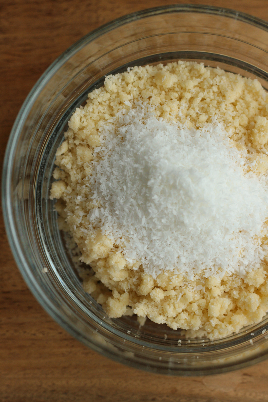 Käsekuchen mit Aprikosen und Kokosstreuseln