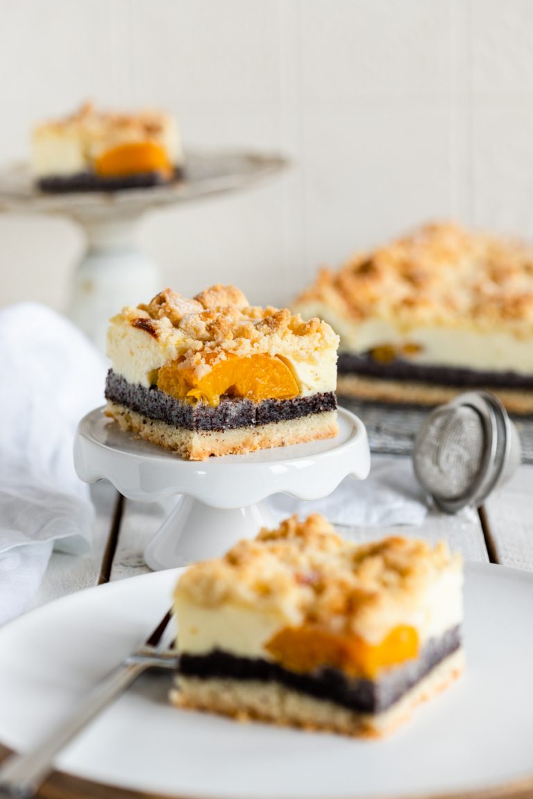 Käsekuchen mit Mohn und Pfirsichen