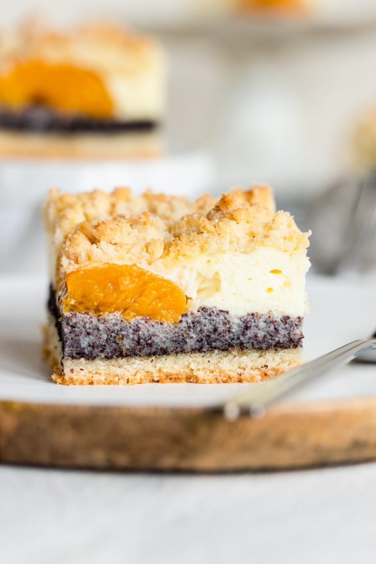 Käsekuchen mit Mohn und Pfirsichen