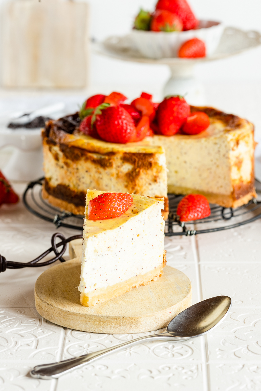 Mohn-Marzipan-Käsekuchen mit Erdbeeren
