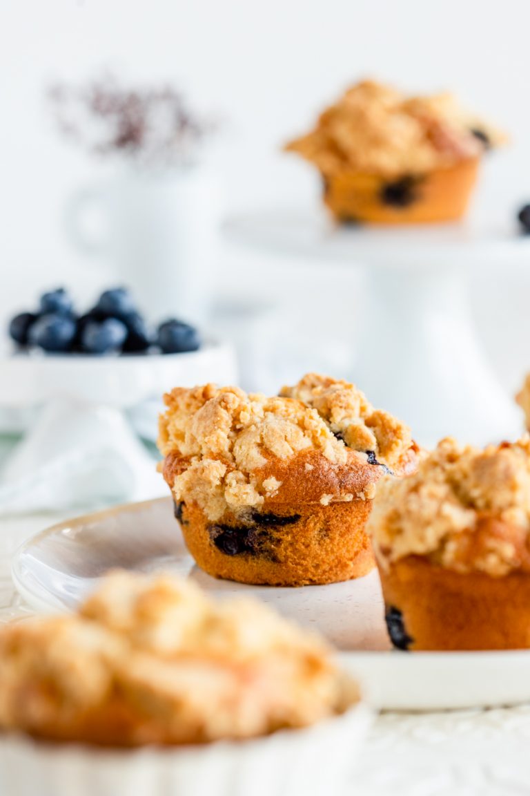 Fluffig &amp; knusprig: Heidelbeer-Buttermilch-Muffins mit Streuseln