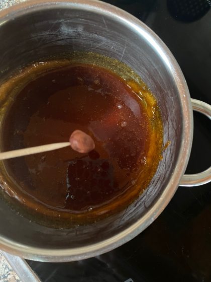 Zimt-Pannacotta-Törtchen mit Äpfeln und Karamell-Nüssen