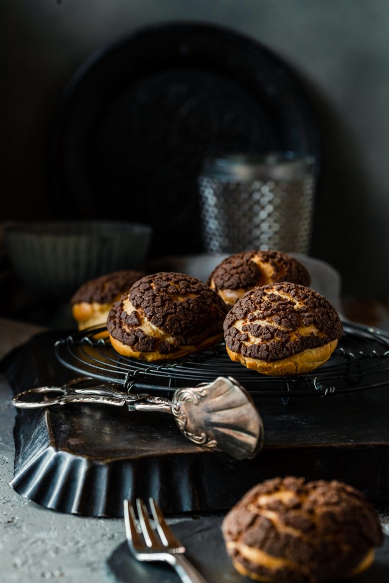 Choux au Craquelin: feine, kleine Windbeutel mit weißer Kaffeecreme Choux au Craquelin: feine, kleine Windbeutel mit weißer Kaffeecreme
