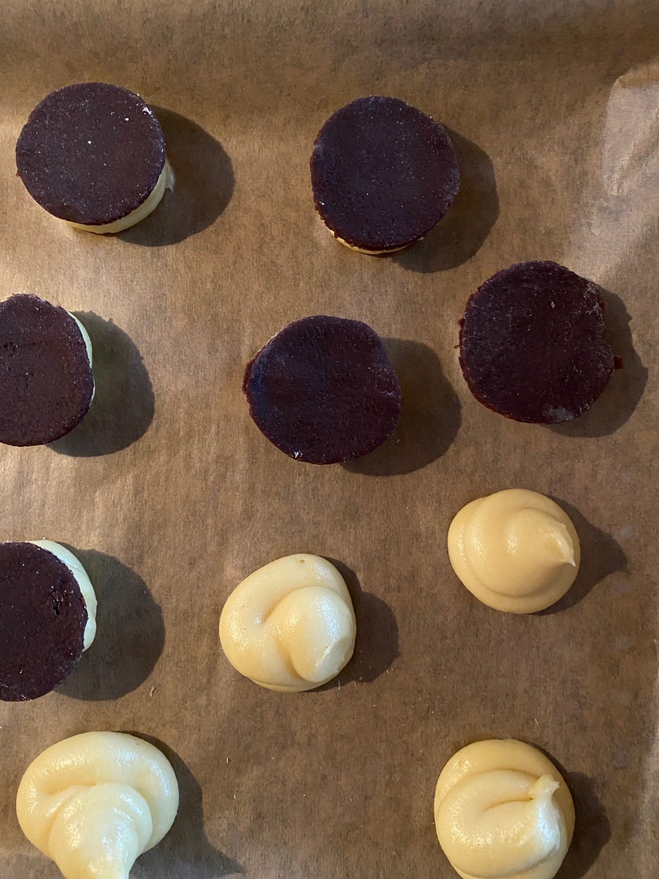 Choux au Craquelin: feine, kleine Windbeutel mit weißer Kaffeecreme