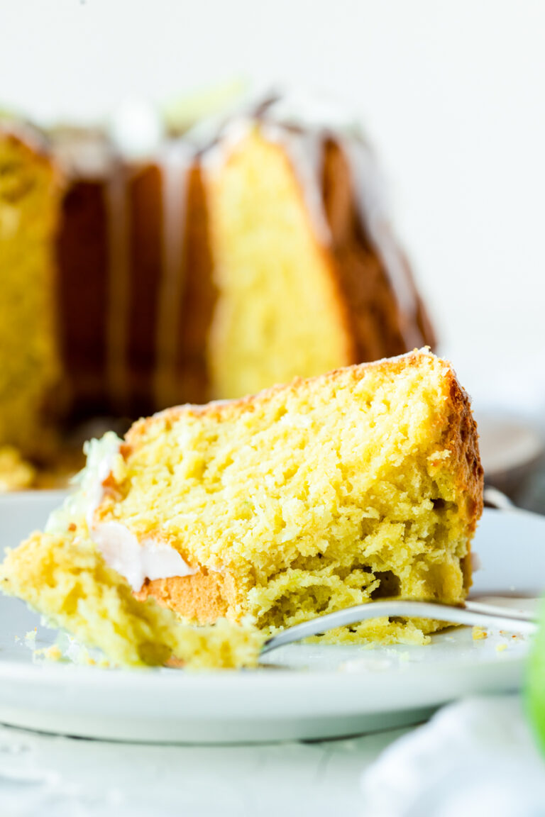 Avocado-Limetten-Gugelhupf mit Kokos