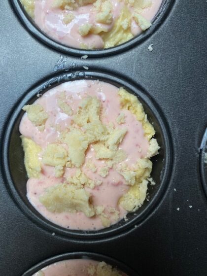 Muffins mit Erdbeer-Käsekuchen-Füllung