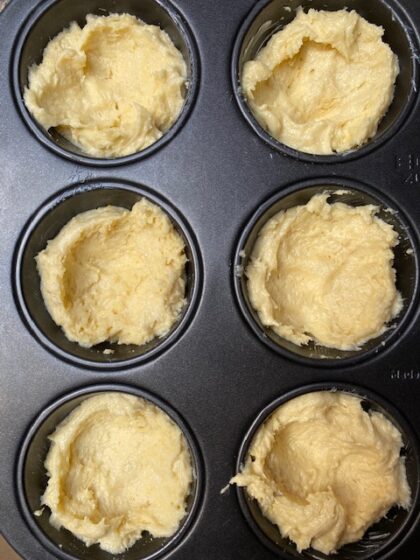 Muffins mit Erdbeer-Käsekuchen-Füllung