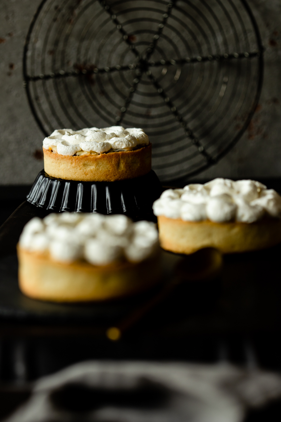 Rhabarber-Törtchen mit weißer Schokolade