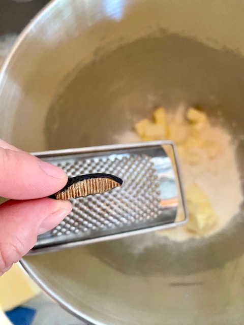 Zwetschgentaler mit Tonkabohne Zwetschgen Tonkabohne Streusel Quark-Öl-Teig krimiundkeks