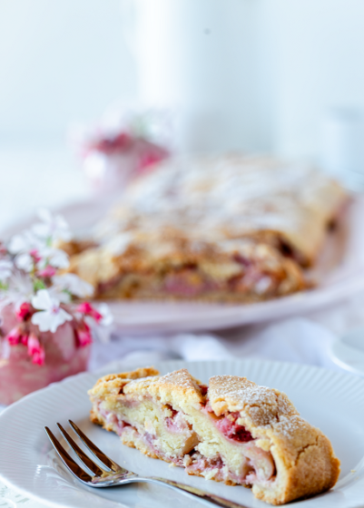 Erdbeerstrudel Erdbeeren Mürbeteig weiße Schokolade Südtiroler Strudel krimiundkeks