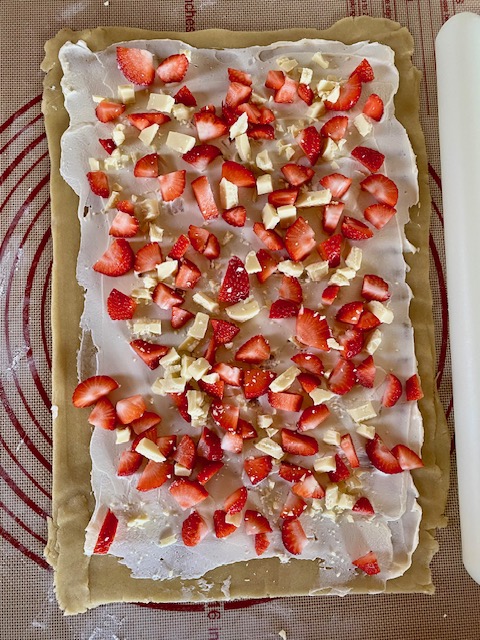 Erdbeerstrudel Erdbeeren Mürbeteig weiße Schokolade Südtiroler Strudel krimiundkeks